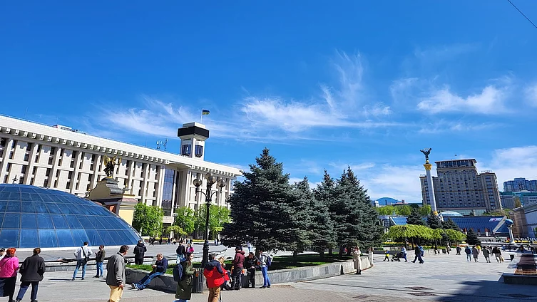 The photo shows Independence Square in Kyiv. On the left is the Kyiv City State Administration building. On the right is the Independence Monument.