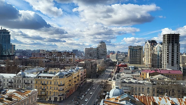 На фото зображено панораму центральної частини Києва, сфотографовану з висоти.